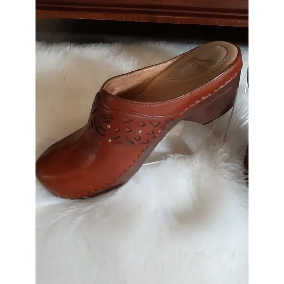 DANSKO Women's Size 7 Cognac Leather Clogs EUC