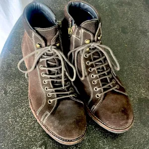 Donald J Pliner brown suede men’s heeled lace up Ranger boots side zip size 8