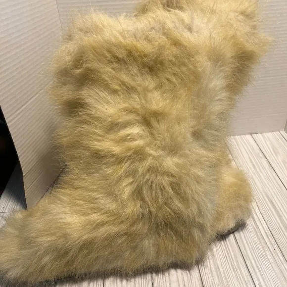 Donald Pliner Women's fur Boots size 8