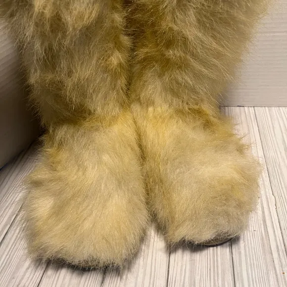 Donald Pliner Women's fur Boots size 8