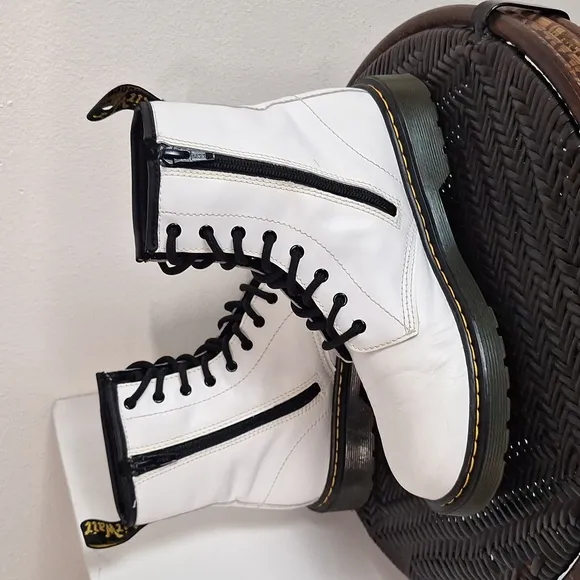 Dr Martens  8 eye  Leather Combat Boots White Women Size 6