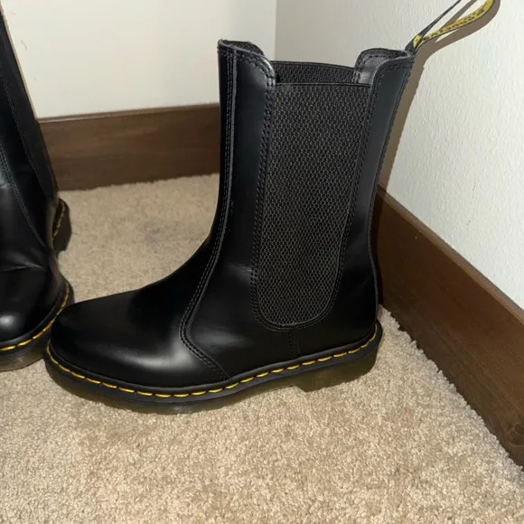 Dr. Martens Black Chelsea smooth 2976 HI NEW SZ 7 men/8 women’s (DISCONTINUED)