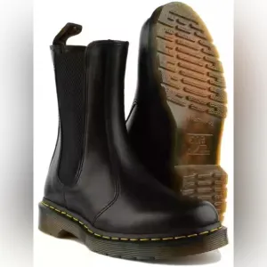Dr. Martens Black Chelsea smooth 2976 HI NEW SZ 7 men/8 women’s (DISCONTINUED)