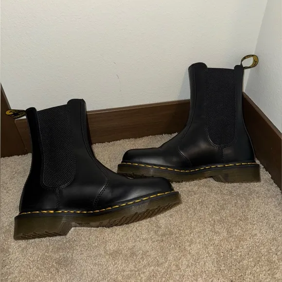 Dr. Martens Black Chelsea smooth 2976 HI NEW SZ 7 men/8 women’s (DISCONTINUED)