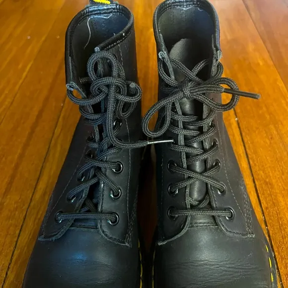 Dr. Martens Black Leather Boots women 7 - great condition