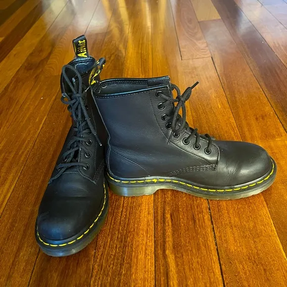 Dr. Martens Black Leather Boots women 7 - great condition