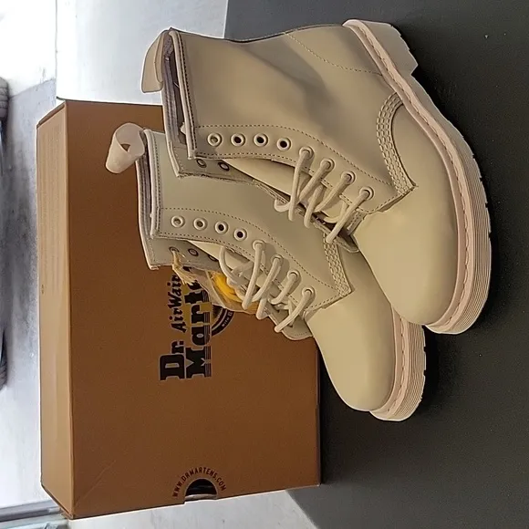 Dr. Martens Boots Men size 8 women 7 Brand New