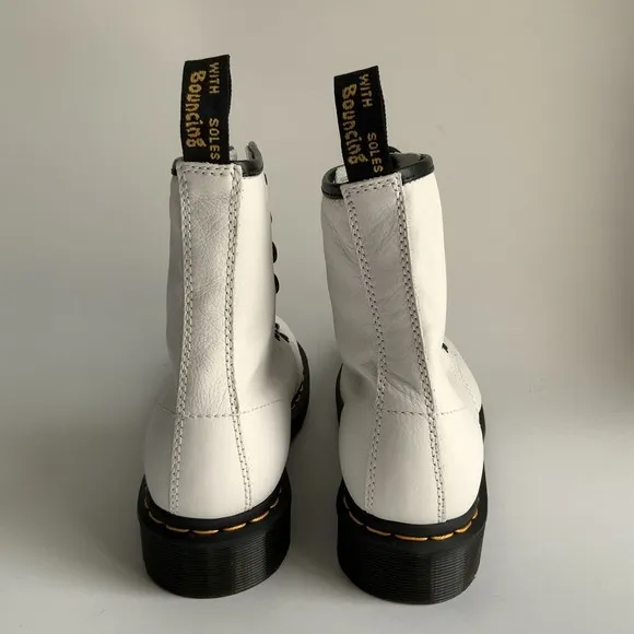 Dr. Martens Boots Women Size 8M White Pebbled Leather 1460 Laced 8-Eye