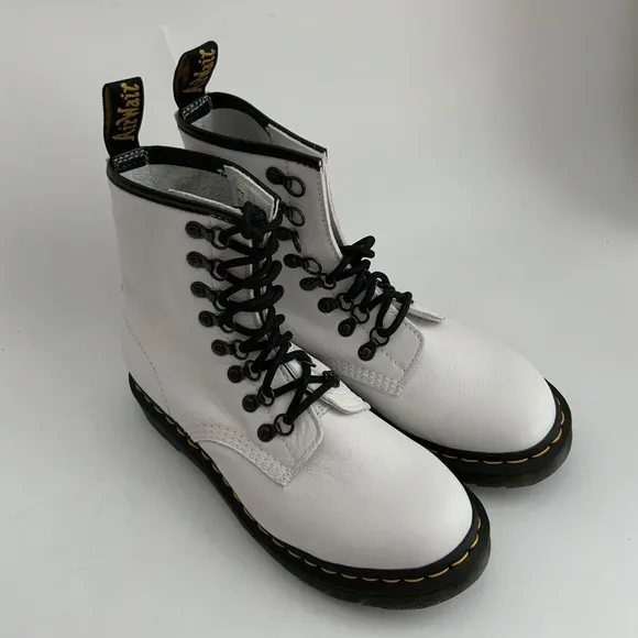 Dr. Martens Boots Women Size 8M White Pebbled Leather 1460 Laced 8-Eye