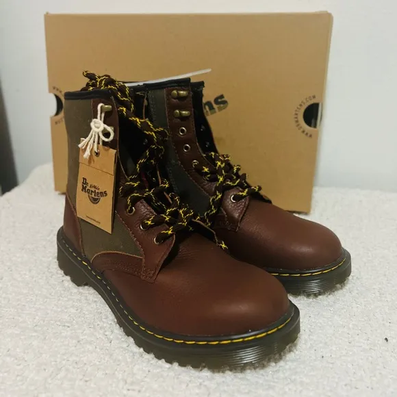 Dr. Martens combat boots for youth (wome 6.5)
