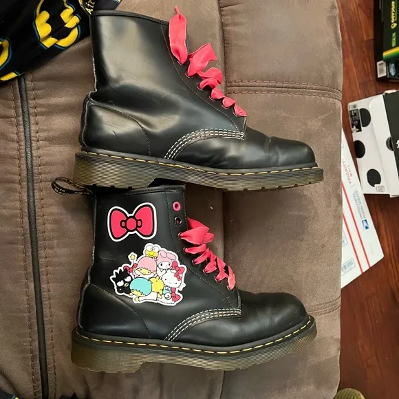 Dr Martens Hello Kitty &amp; Friends 60th Anniversary Limited Edition Size 9 womans