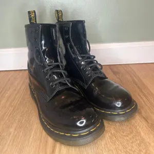 Dr Martens Women 9 Boots Black Patent Leather Combat Lace Up Indie Grunge Punk