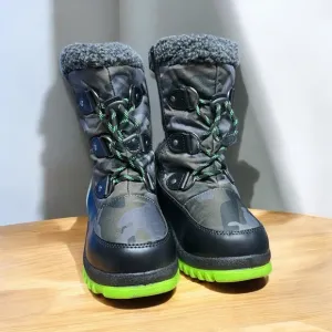 Dream Pairs Camo/ green winter boots kids size 3. New W/ box.