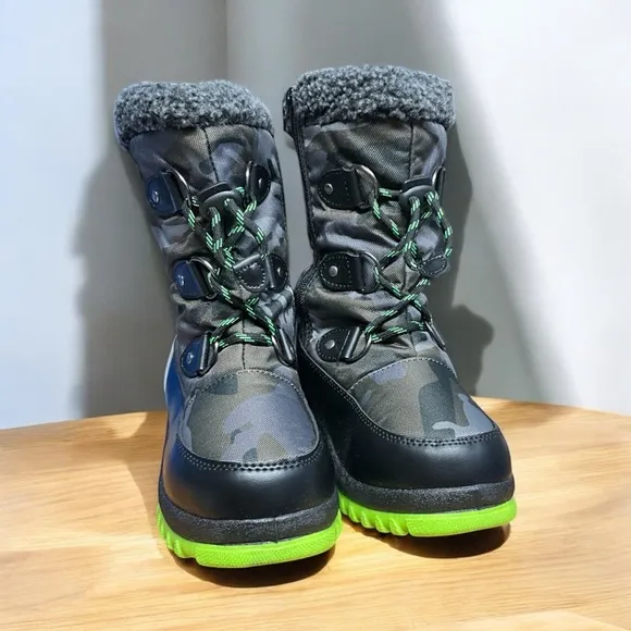 Dream Pairs Camo/ green winter boots kids size 3. New W/ box.