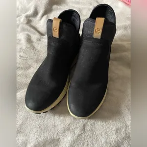 Ecco exostrike Black and Tan Ankle Boots for Women size 8