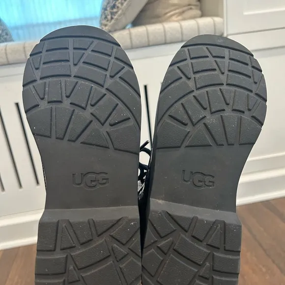 EUC UGG Robley Boots sz 6 Youth/Women 7.5