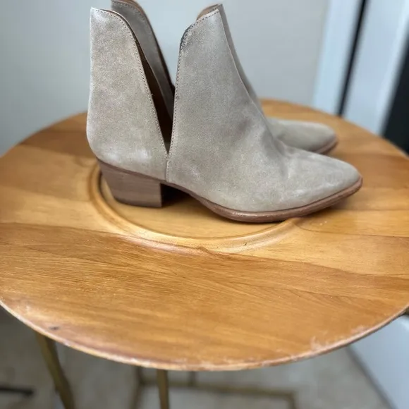 Free People NWOB SZ 38.5 Tan Suede ‘Charm’ Double V Ankle Boots