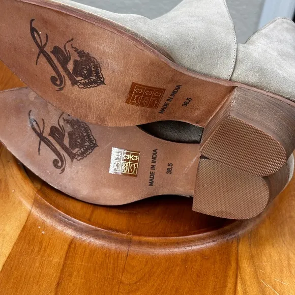 Free People NWOB SZ 38.5 Tan Suede ‘Charm’ Double V Ankle Boots