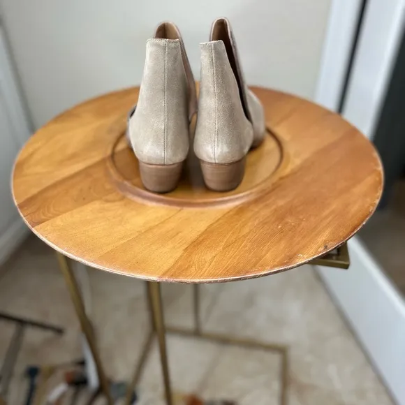 Free People NWOB SZ 38.5 Tan Suede ‘Charm’ Double V Ankle Boots