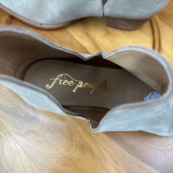 Free People NWOB SZ 38.5 Tan Suede ‘Charm’ Double V Ankle Boots