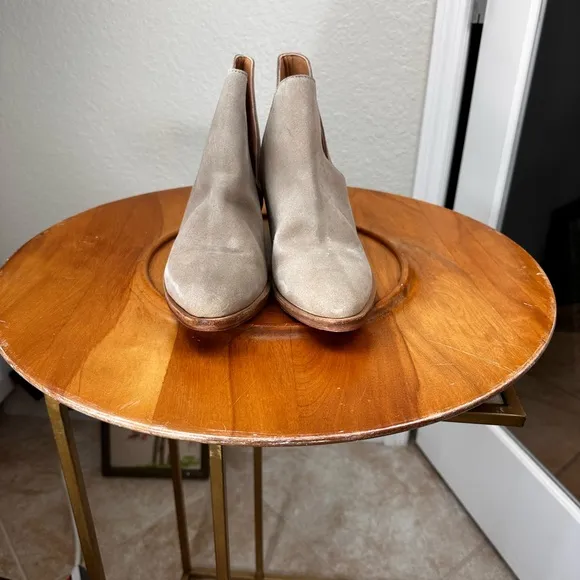 Free People NWOB SZ 38.5 Tan Suede ‘Charm’ Double V Ankle Boots