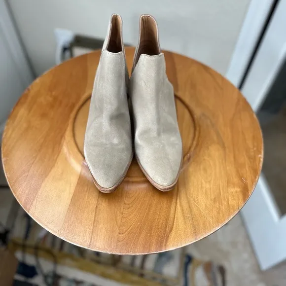 Free People NWOB SZ 38.5 Tan Suede ‘Charm’ Double V Ankle Boots