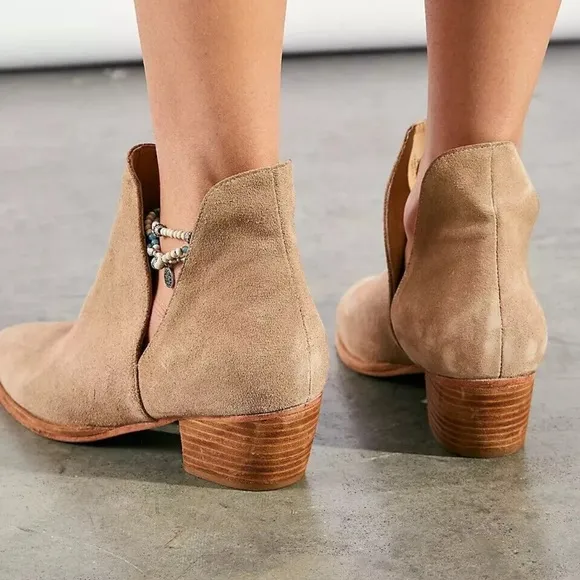 Free People NWOB SZ 38.5 Tan Suede ‘Charm’ Double V Ankle Boots