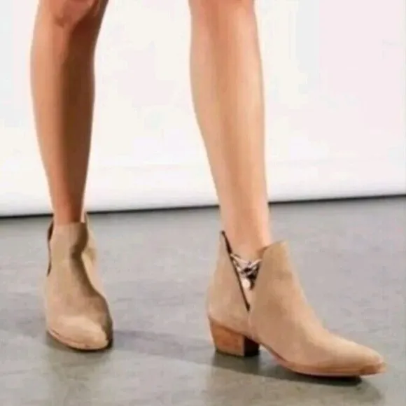 Free People NWOB SZ 38.5 Tan Suede ‘Charm’ Double V Ankle Boots
