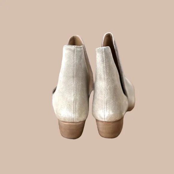 Free People NWOB SZ 38.5 Tan Suede ‘Charm’ Double V Ankle Boots