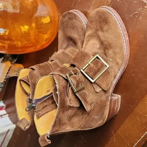 Frye Sabrina Double Buckle Suede Ankle Boot in Whiskey Brown Size 7.5