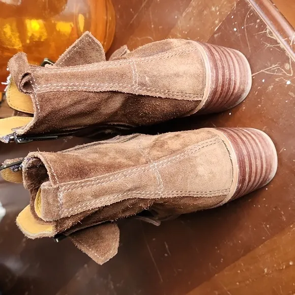 Frye Sabrina Double Buckle Suede Ankle Boot in Whiskey Brown Size 7.5