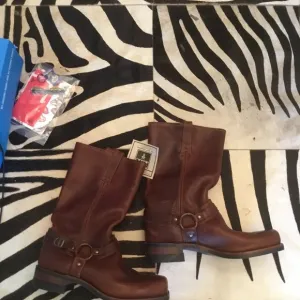 FRYE UNISEX Engineer boots size 12 Men  13 Women UNISEX  NEW