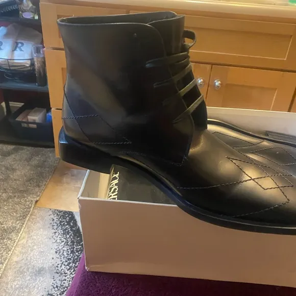 Gianni Versace men boots size 9 black Pristine