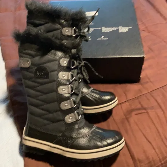 Girls Winter Boots.  NWOT!