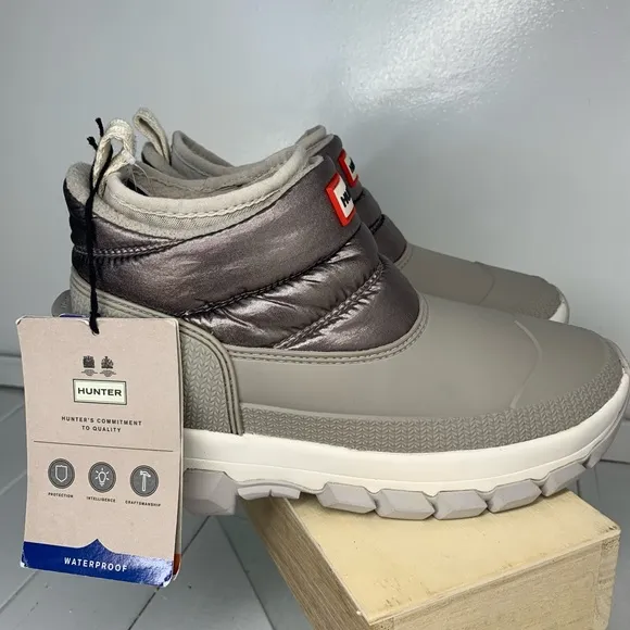 Hunter Women's NWT Metallic Insulated Snow Boots Dark Silver Size 6