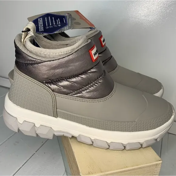 Hunter Women's NWT Metallic Insulated Snow Boots Dark Silver Size 6