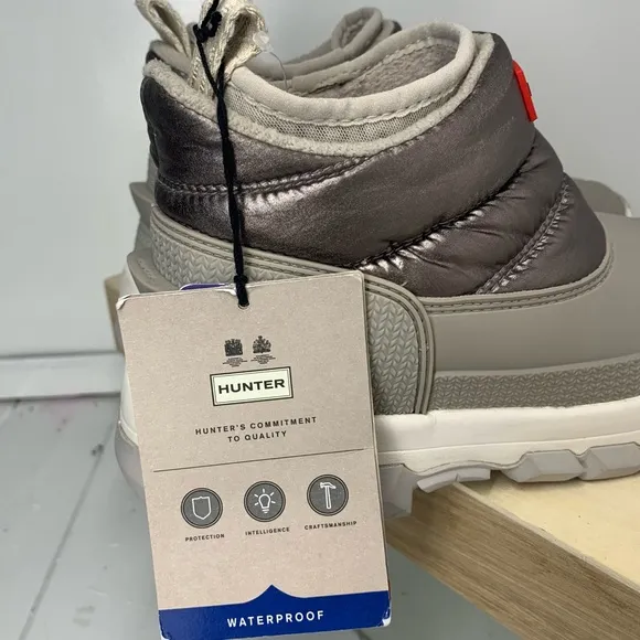 Hunter Women's NWT Metallic Insulated Snow Boots Dark Silver Size 6