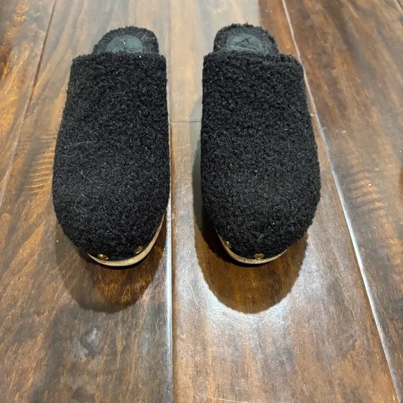 J Crew Faux Sherpa Clogs