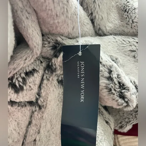 Jones New York Signature Faux Fur Asymmetrical Vest in Silver Fox Size L NWT