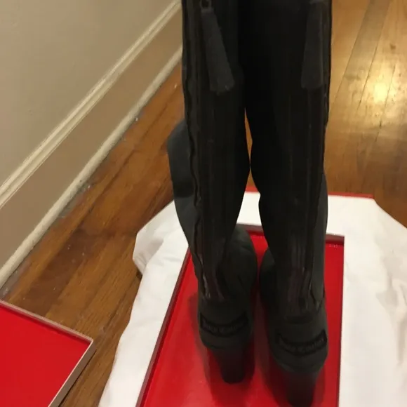 Juicy Couture Grey Suede, faux fur lined boots. Luxurious🔥👢 size 7 NWOT