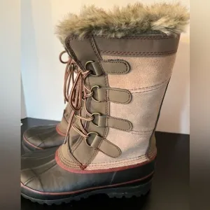 KHOMBU WOMENS WINTER BOOTS WITH FUR SIZE 6 WORN ONCE MINT