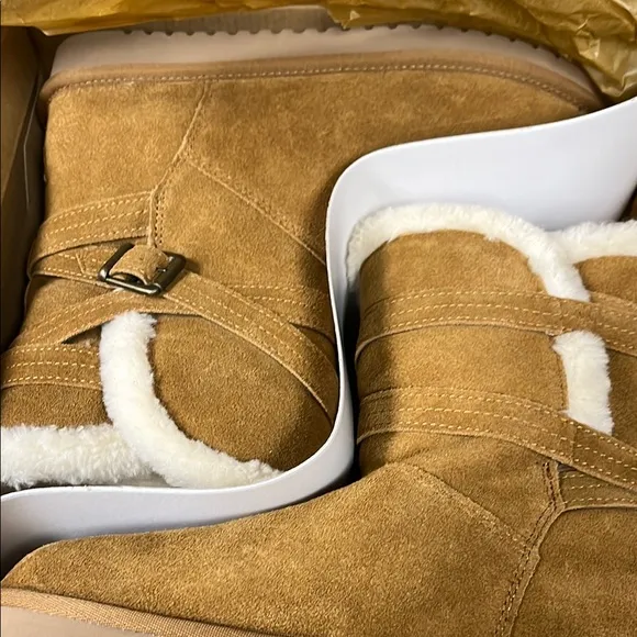 Koolaburra by Ugg W delene short size 10 Tan Suede Boots with Cream Fur