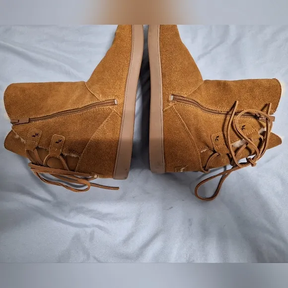 Koolaburra by UGG womens size 9 fur lined boots with laces.
