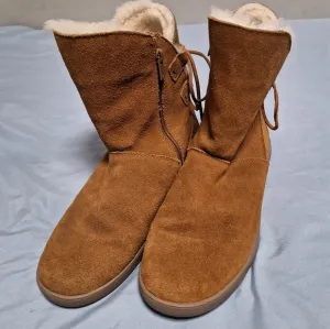 Koolaburra by UGG womens size 9 fur lined boots with laces.