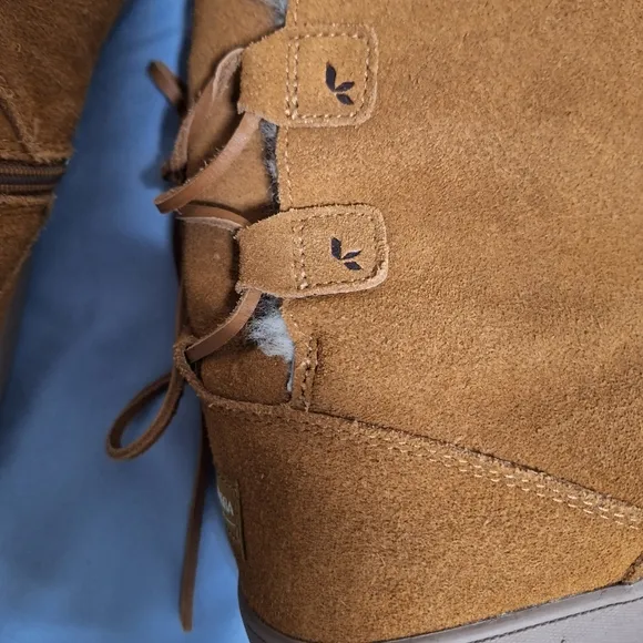 Koolaburra by UGG womens size 9 fur lined boots with laces.