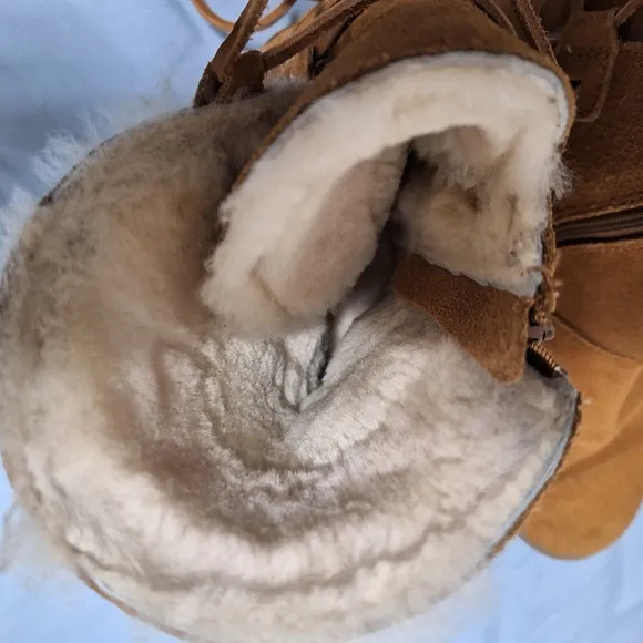 Koolaburra by UGG womens size 9 fur lined boots with laces.