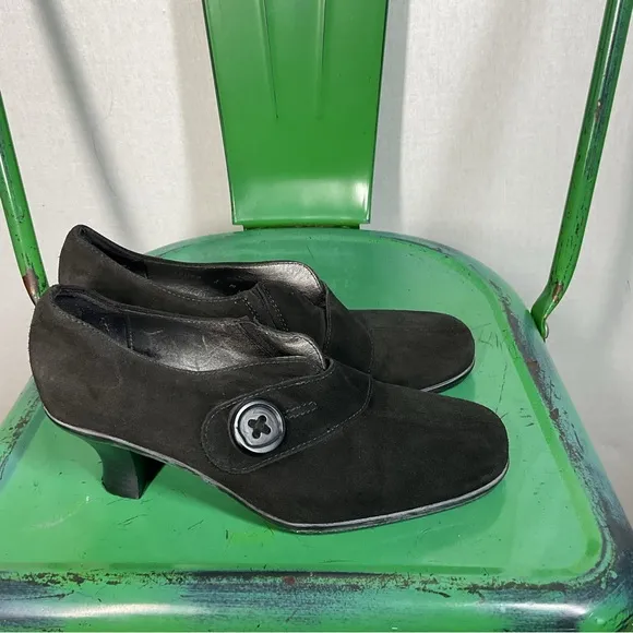La Canadienne Black Suede Waterproof Shoes in Size 6