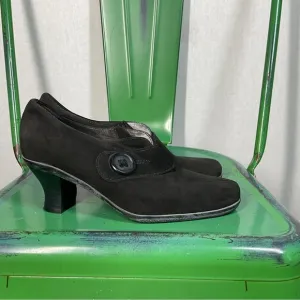 La Canadienne Black Suede Waterproof Shoes in Size 6