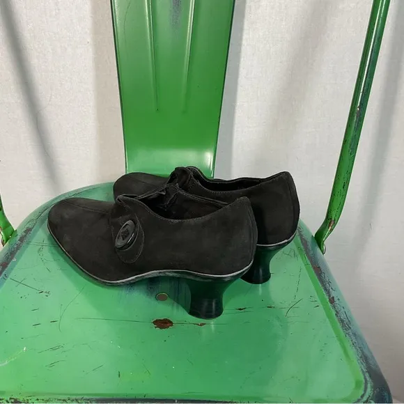 La Canadienne Black Suede Waterproof Shoes in Size 6