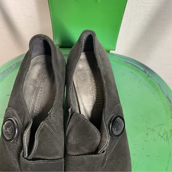 La Canadienne Black Suede Waterproof Shoes in Size 6